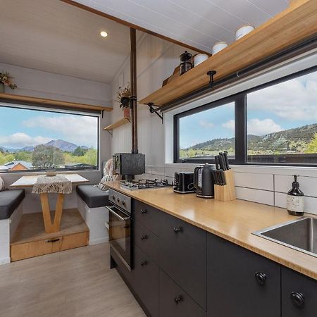 Appartement Tiny House With Mountain Views, Indoor And Outdoor Fire, Private Courtyard Garden à Wanaka Extérieur photo