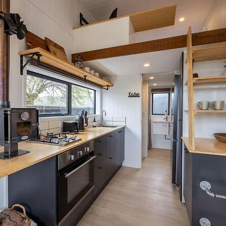 Appartement Tiny House With Mountain Views, Indoor And Outdoor Fire, Private Courtyard Garden à Wanaka Extérieur photo