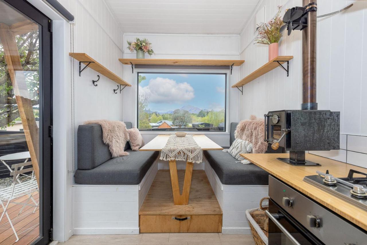 Appartement Tiny House With Mountain Views, Indoor And Outdoor Fire, Private Courtyard Garden à Wanaka Extérieur photo