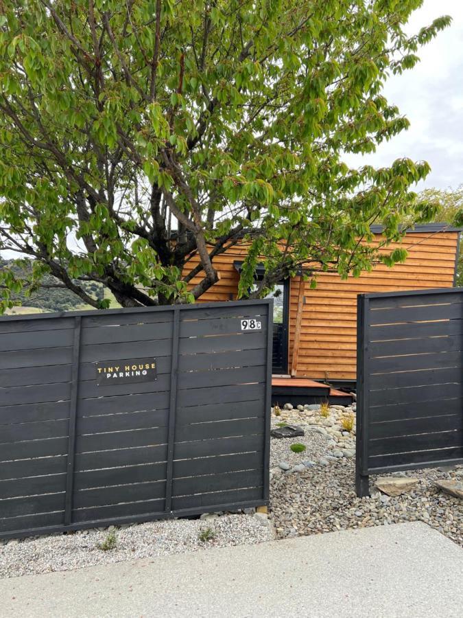 Appartement Tiny House With Mountain Views, Indoor And Outdoor Fire, Private Courtyard Garden à Wanaka Extérieur photo
