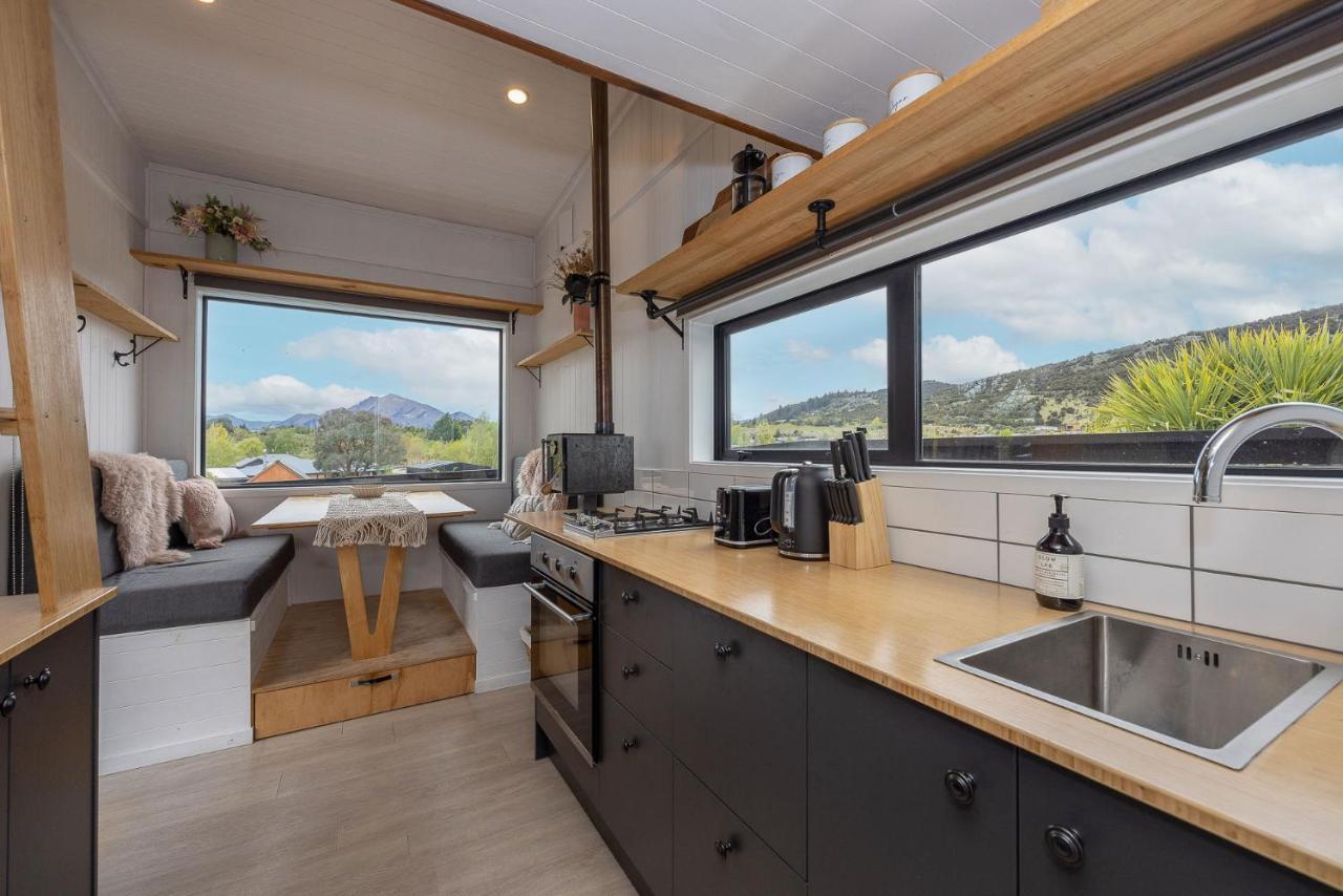 Appartement Tiny House With Mountain Views, Indoor And Outdoor Fire, Private Courtyard Garden à Wanaka Extérieur photo