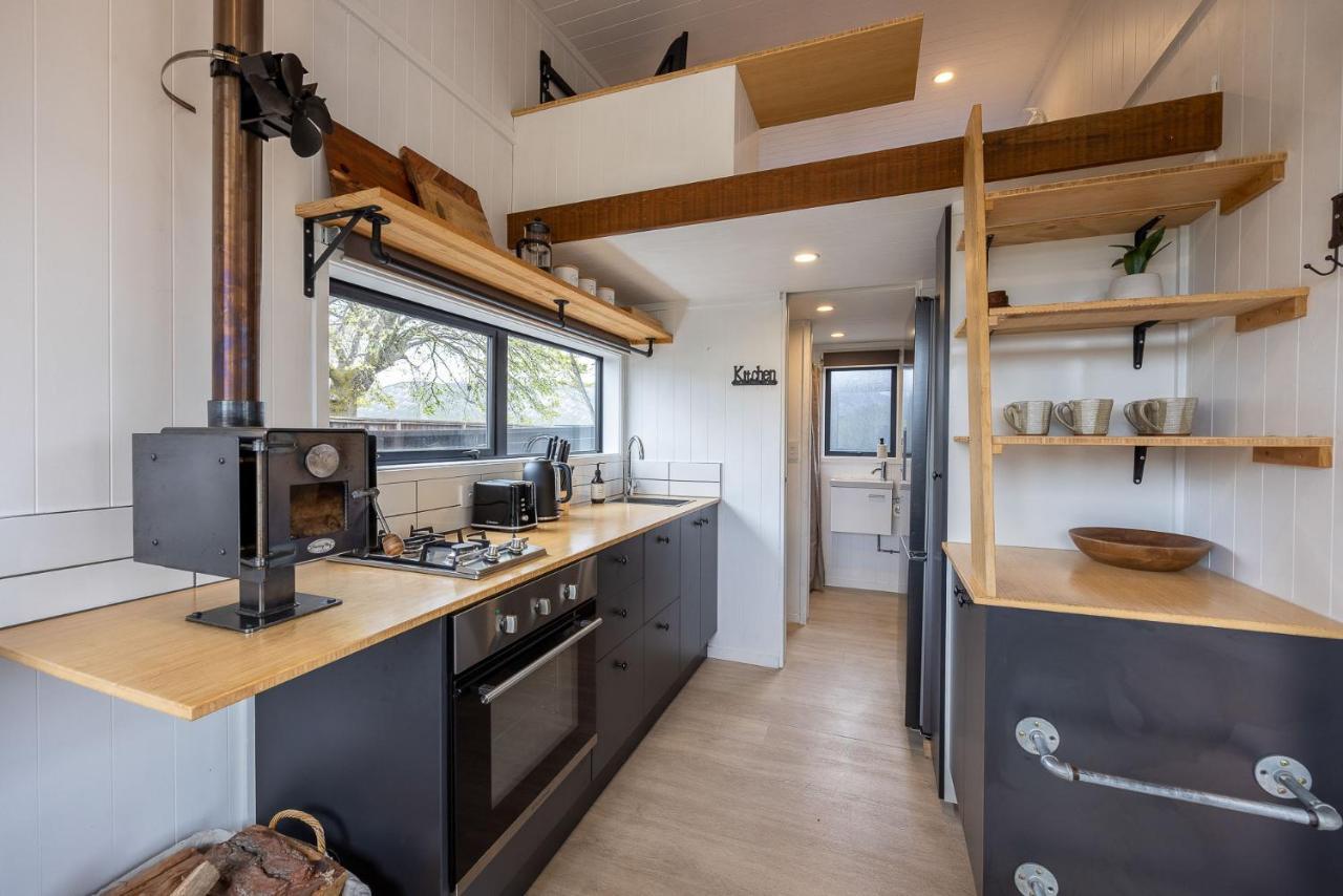 Appartement Tiny House With Mountain Views, Indoor And Outdoor Fire, Private Courtyard Garden à Wanaka Extérieur photo