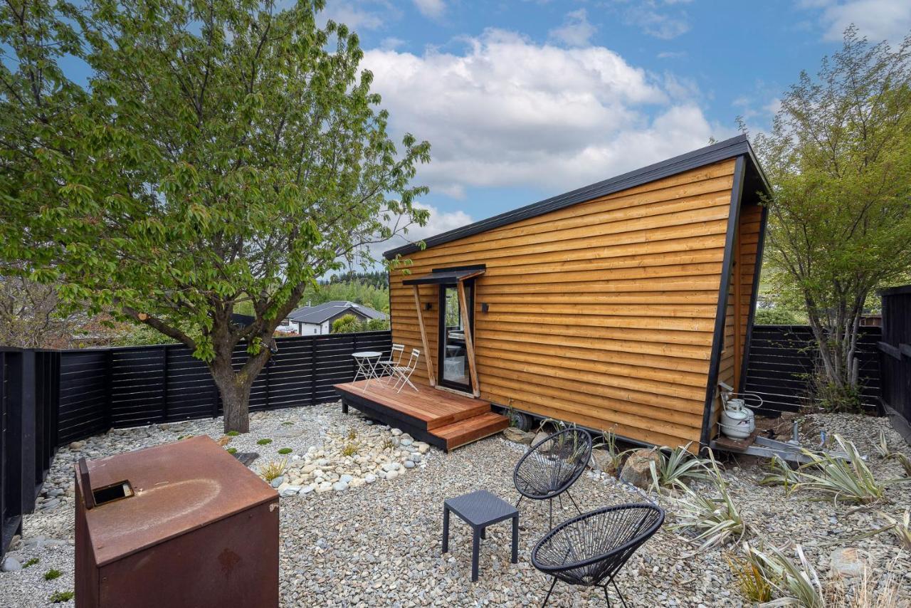 Appartement Tiny House With Mountain Views, Indoor And Outdoor Fire, Private Courtyard Garden à Wanaka Extérieur photo