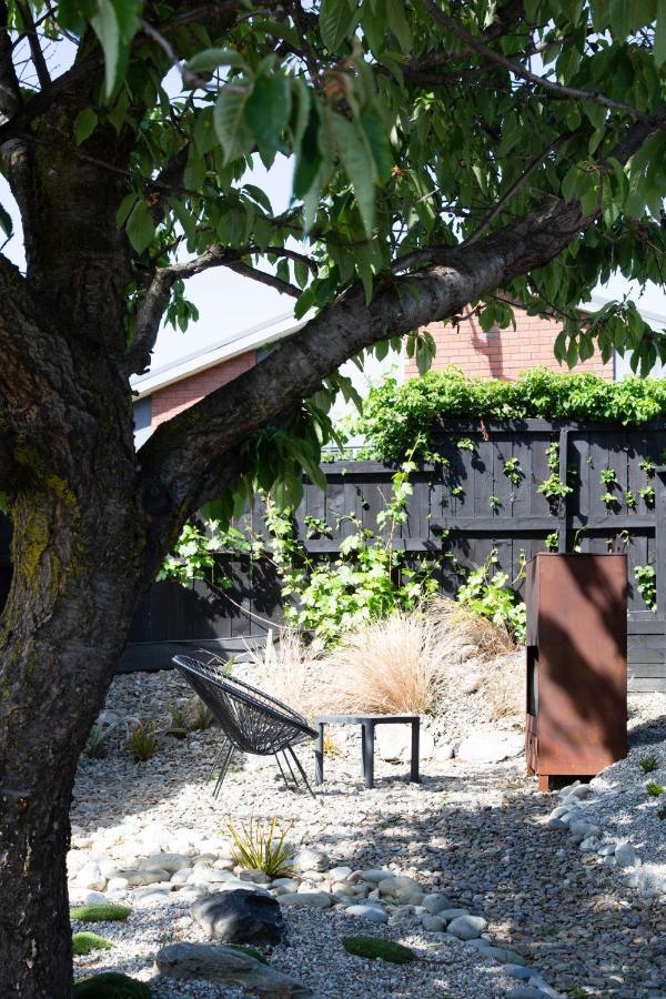 Appartement Tiny House With Mountain Views, Indoor And Outdoor Fire, Private Courtyard Garden à Wanaka Extérieur photo
