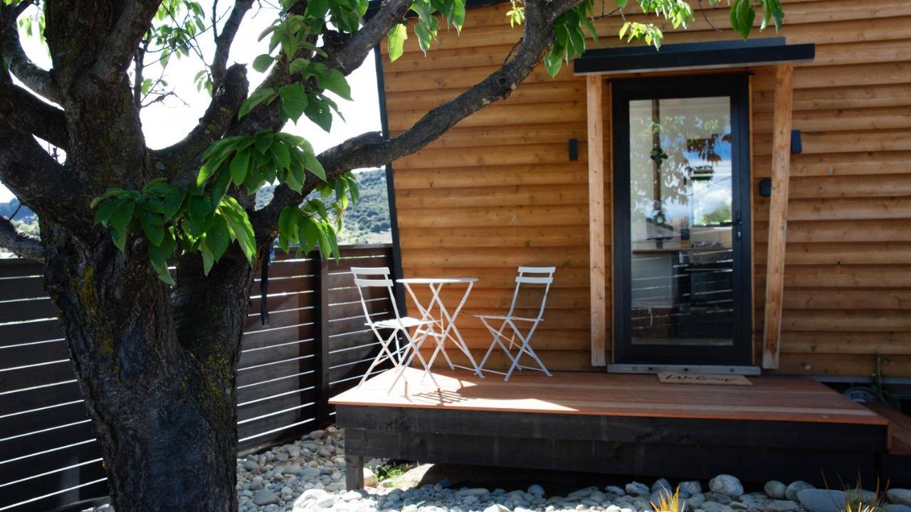 Appartement Tiny House With Mountain Views, Indoor And Outdoor Fire, Private Courtyard Garden à Wanaka Extérieur photo