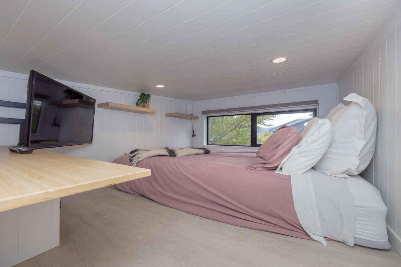 Appartement Tiny House With Mountain Views, Indoor And Outdoor Fire, Private Courtyard Garden à Wanaka Extérieur photo