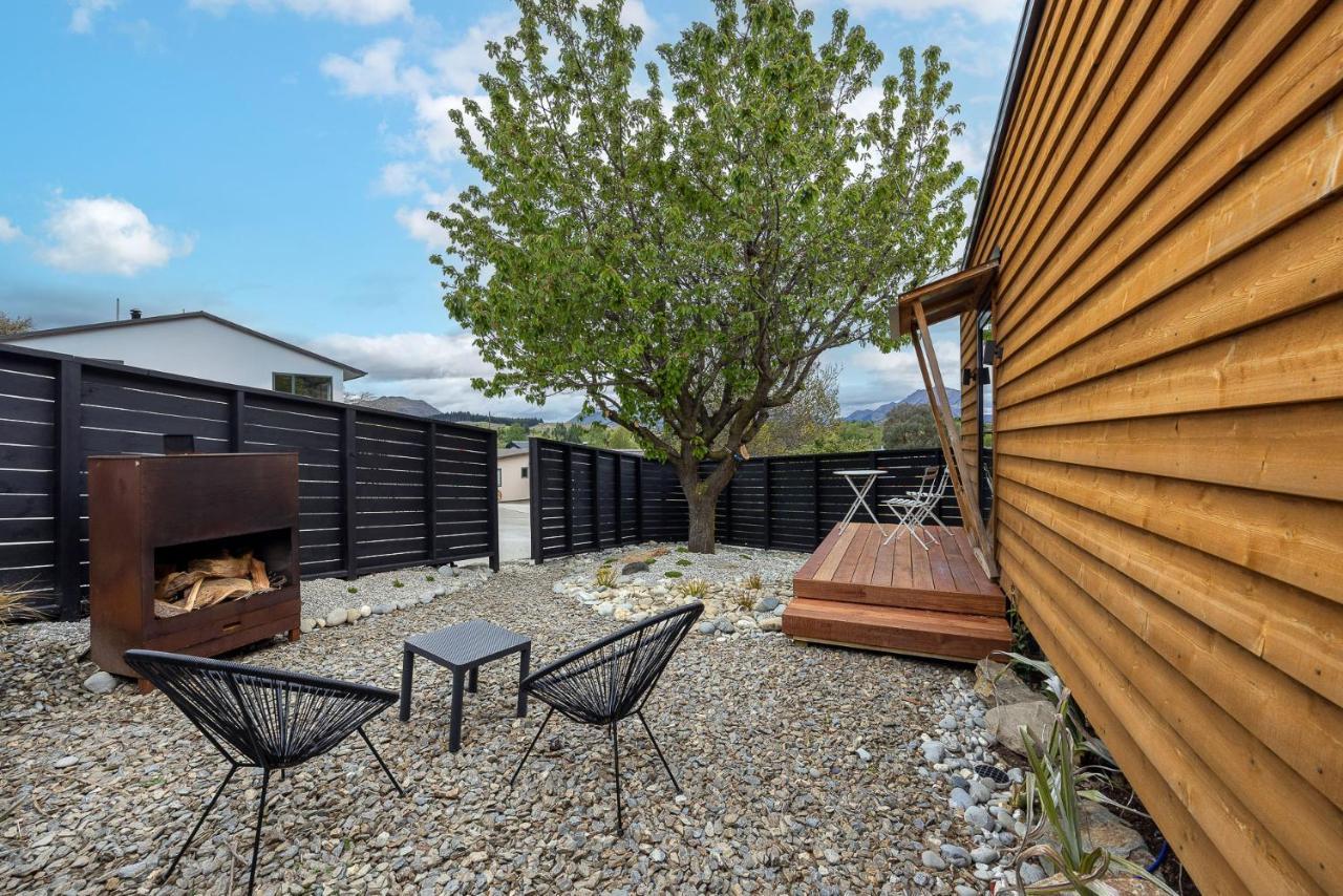 Appartement Tiny House With Mountain Views, Indoor And Outdoor Fire, Private Courtyard Garden à Wanaka Extérieur photo