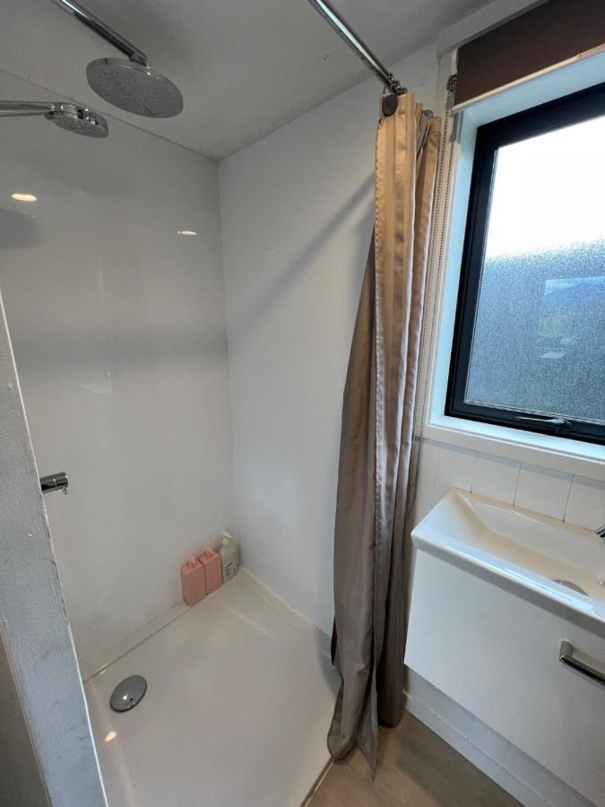 Appartement Tiny House With Mountain Views, Indoor And Outdoor Fire, Private Courtyard Garden à Wanaka Extérieur photo