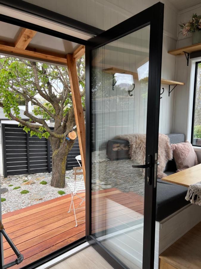 Appartement Tiny House With Mountain Views, Indoor And Outdoor Fire, Private Courtyard Garden à Wanaka Extérieur photo