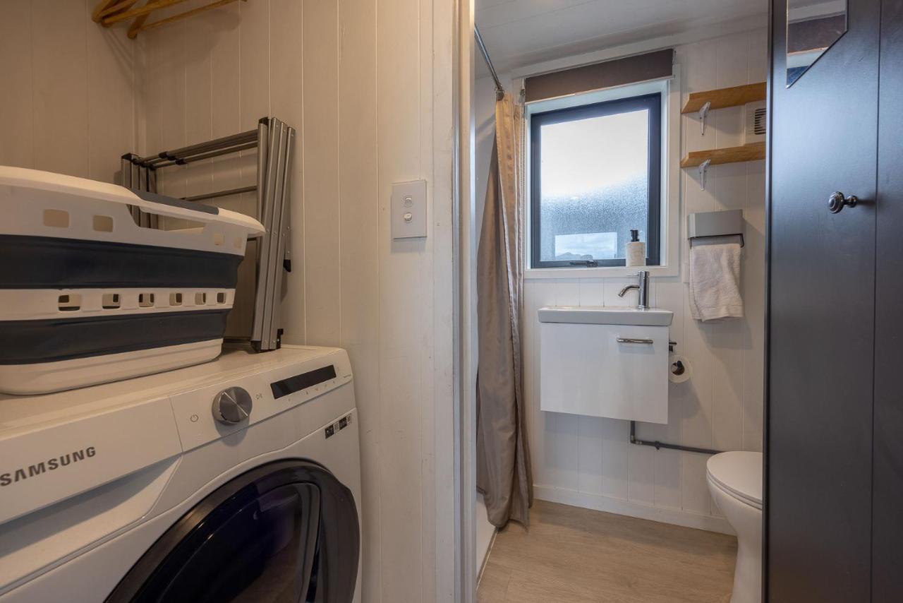 Appartement Tiny House With Mountain Views, Indoor And Outdoor Fire, Private Courtyard Garden à Wanaka Extérieur photo